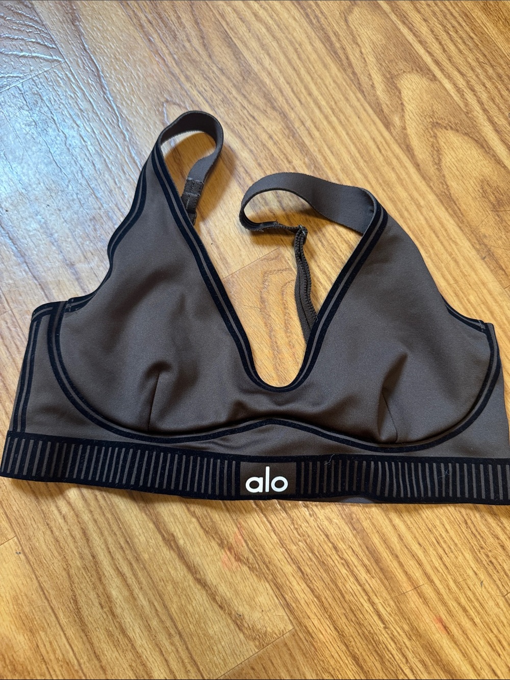 ALO Yoga Brown Seamless V-Neck Sports Bra with Black Trim